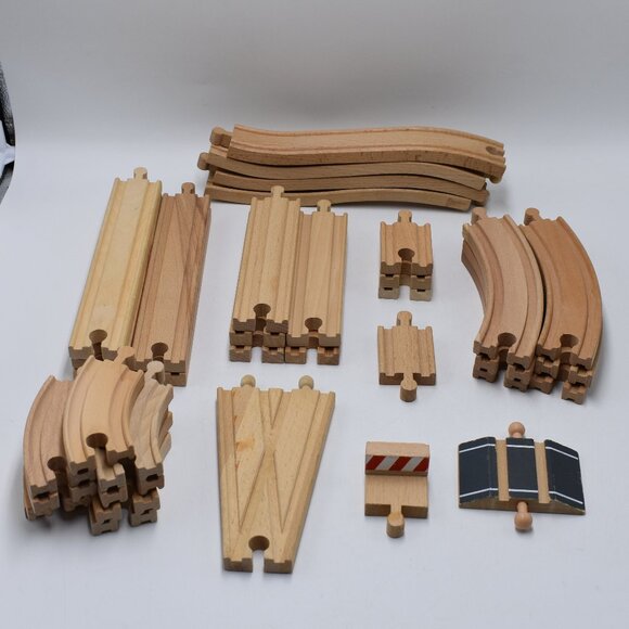 Lot of 35 Wooden Trains Tracks Ascending Descending Curved Connectors Straight - Picture 1 of 12